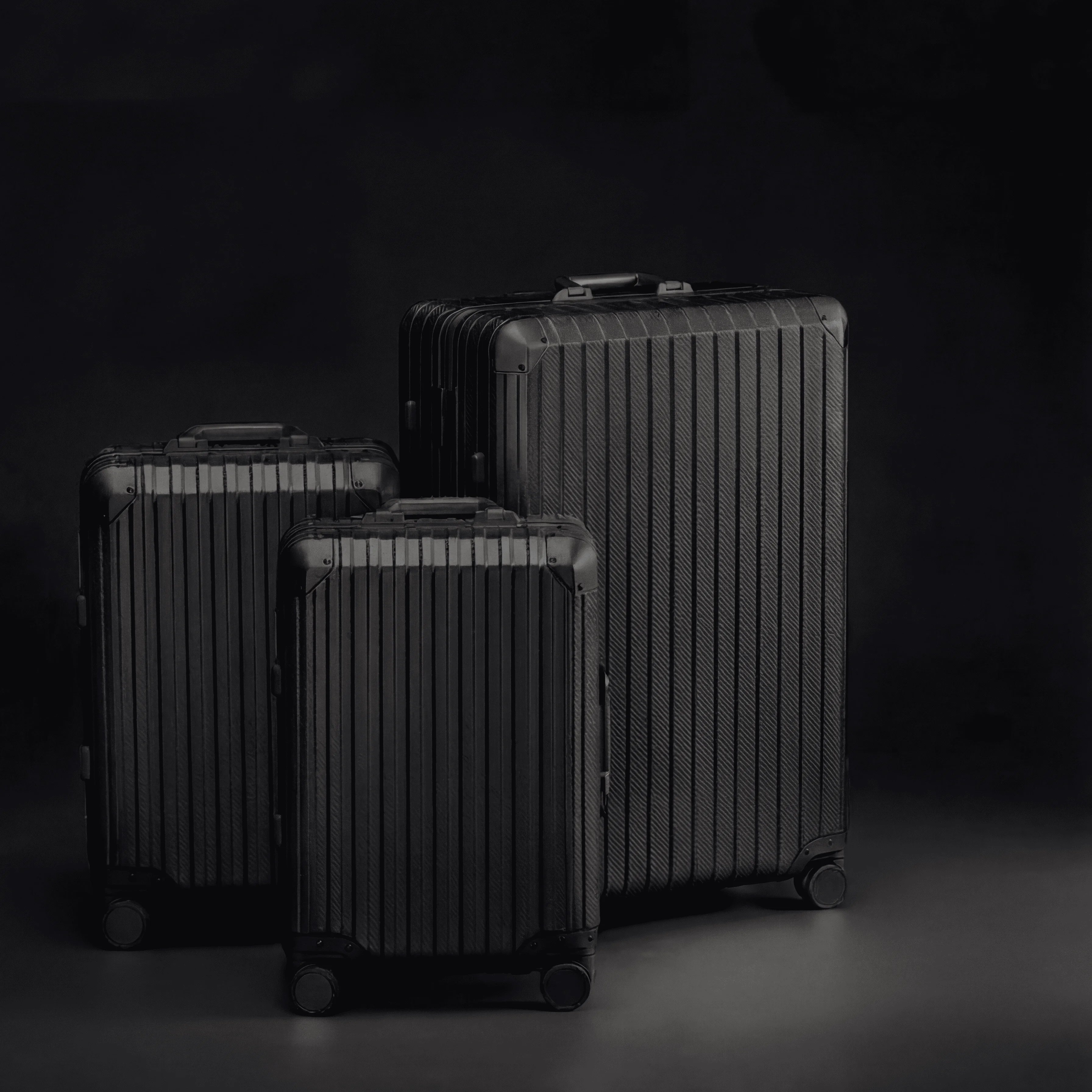 files/Prestivium_Aluminum_Suitcase_Black_Set.webp